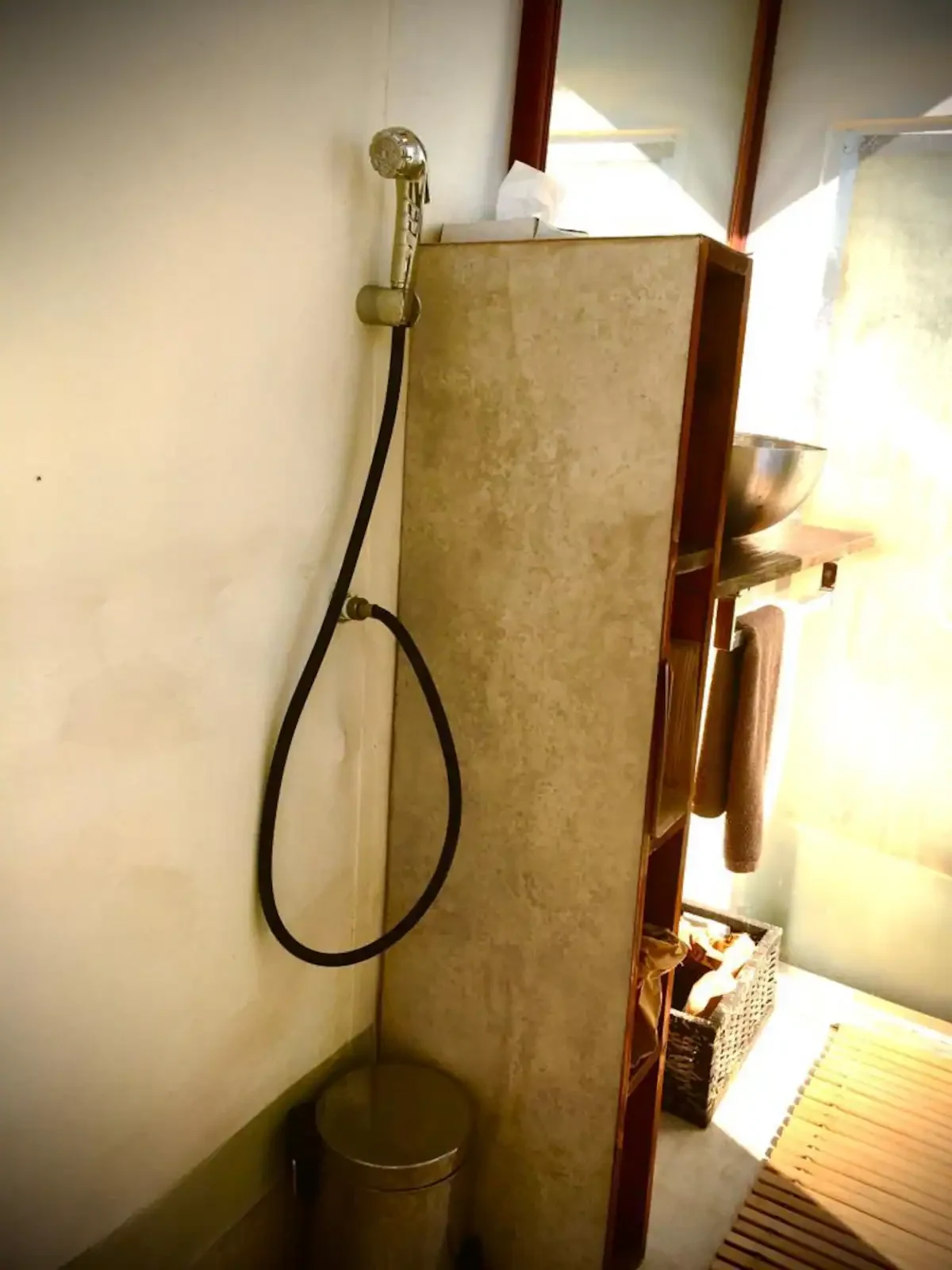 La doccetta nel bagno separato, distinta dalla doccia completamente all’aperto