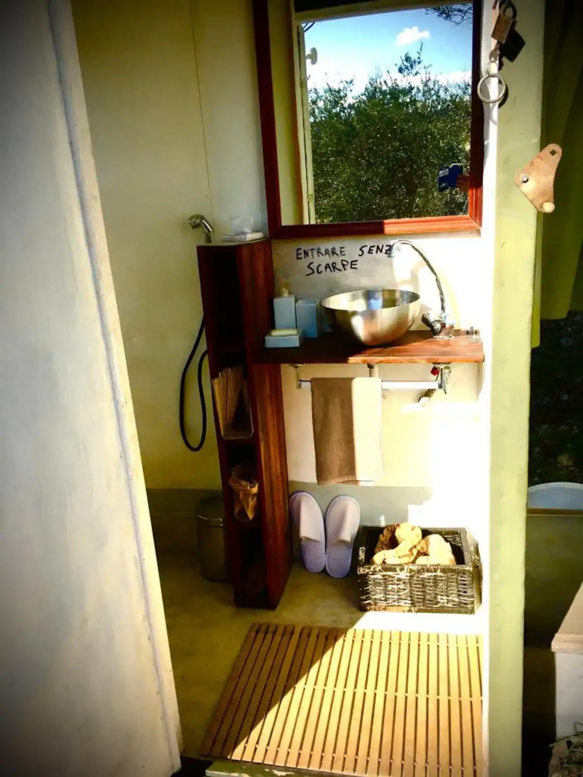 Il lavandino e lo specchio nel bagno separato
