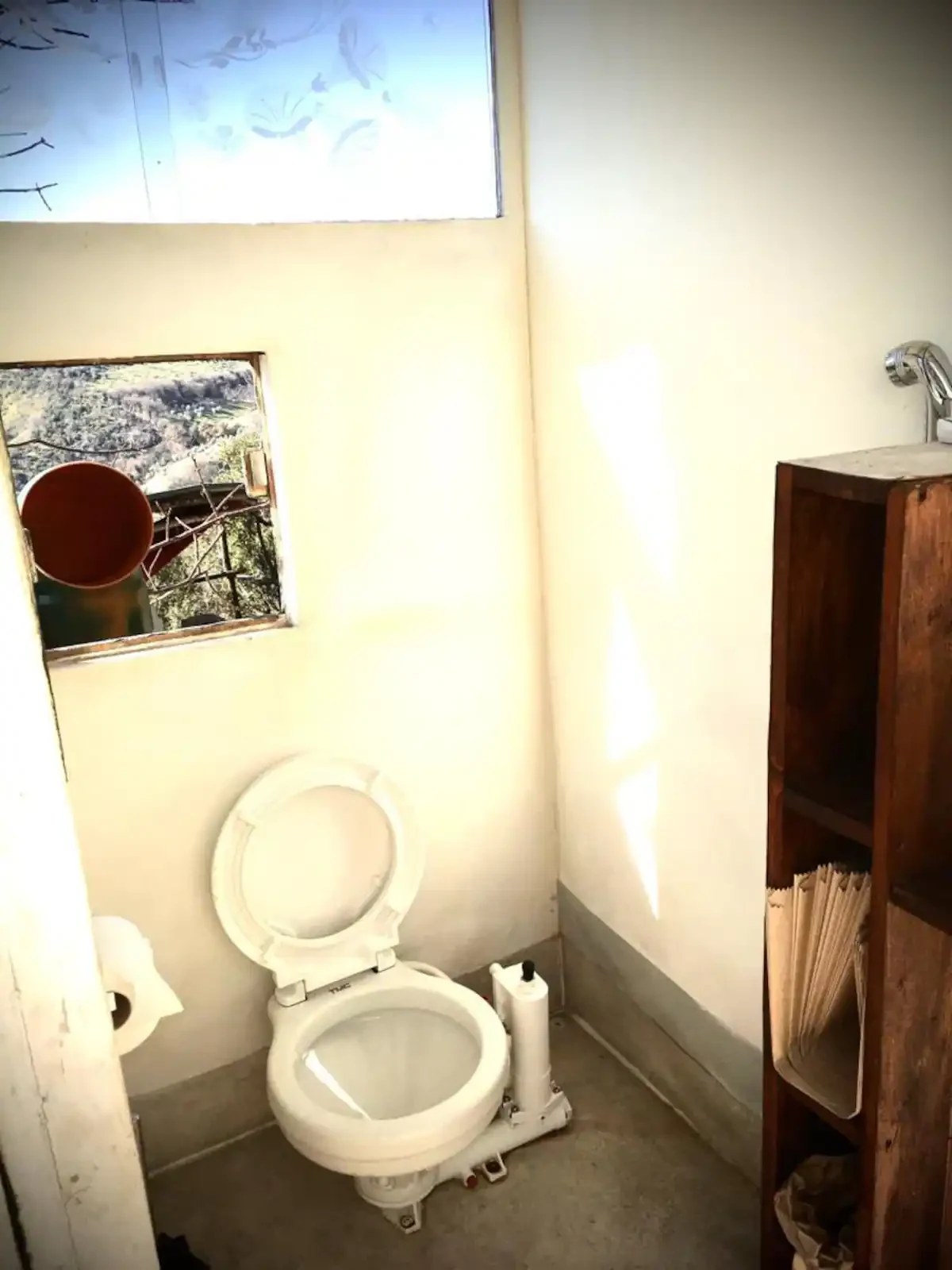 Il WC nel bagno separato dalla tenda