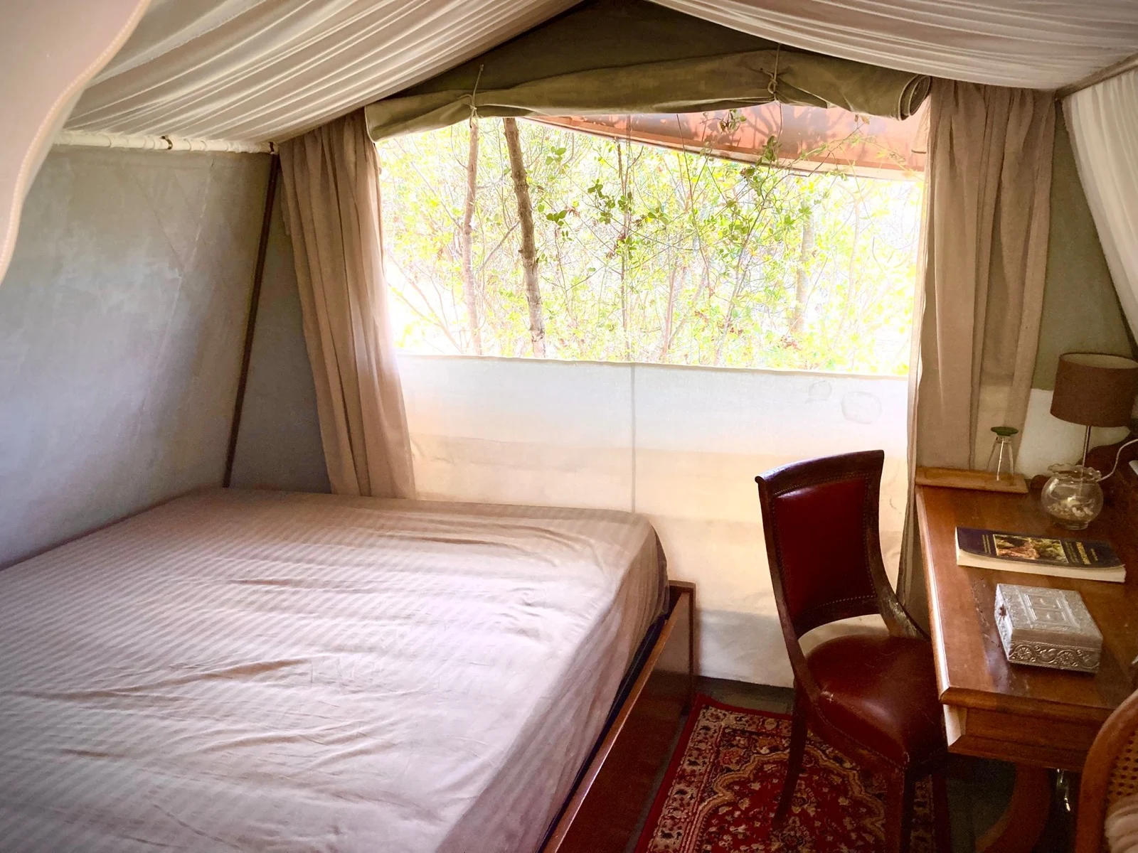 Il letto matrimoniale nella tenda arredata