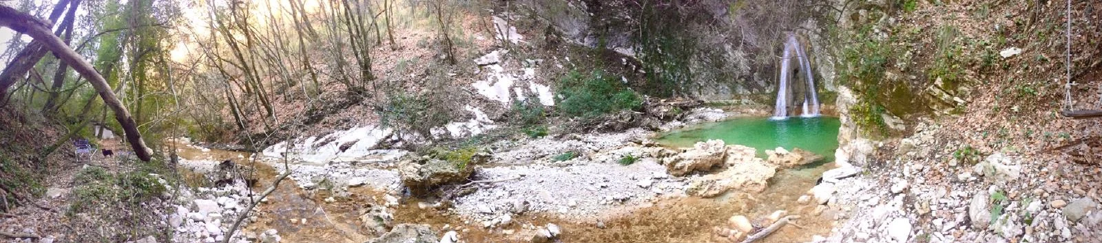 La cascata e il bosco in una veduta panoramica