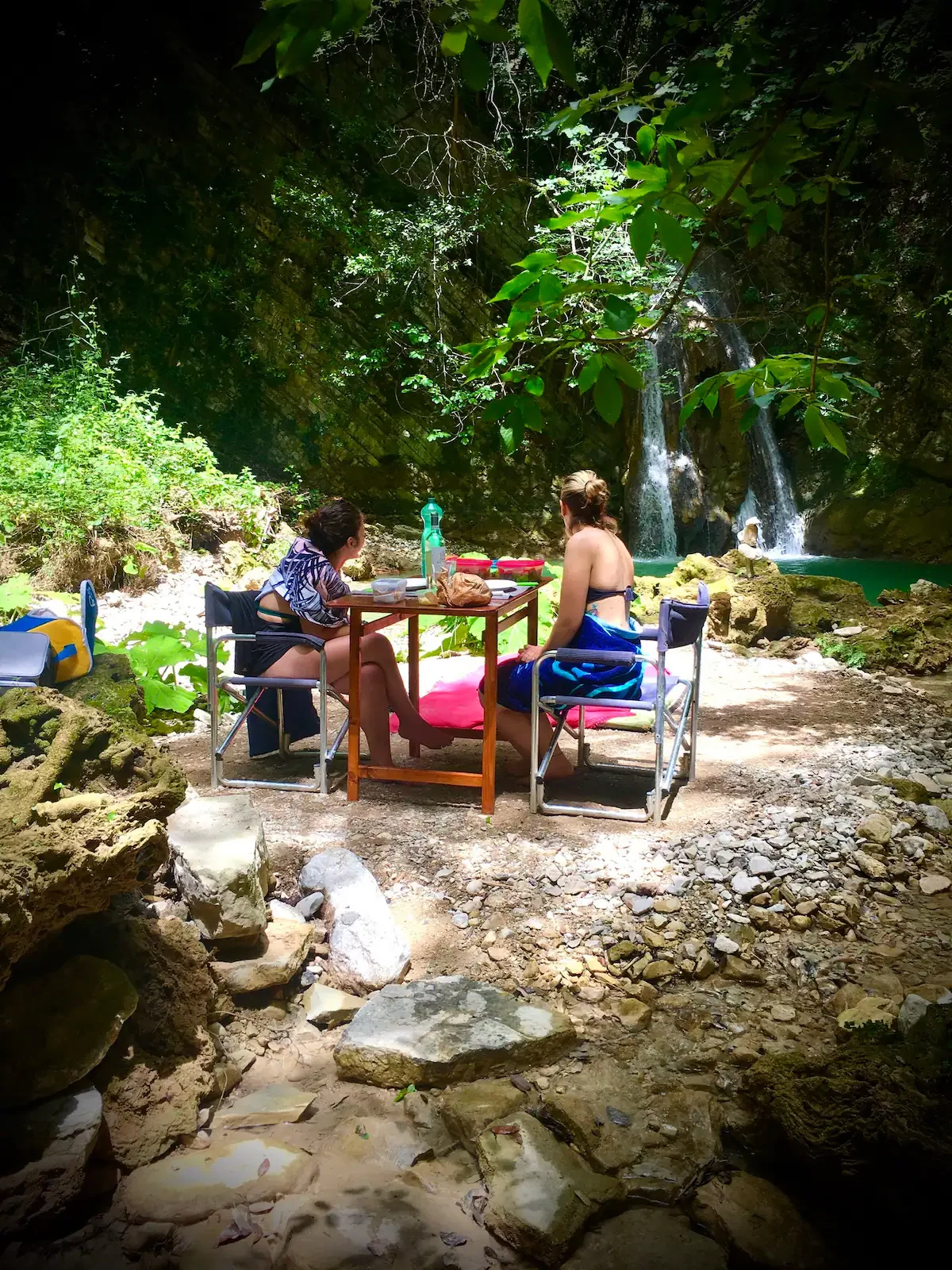 Una pausa picnic con la cascata sullo sfondo