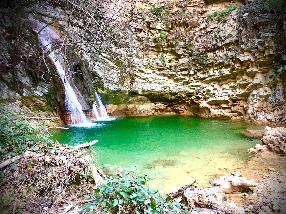 La pozza verde sotto la cascata
