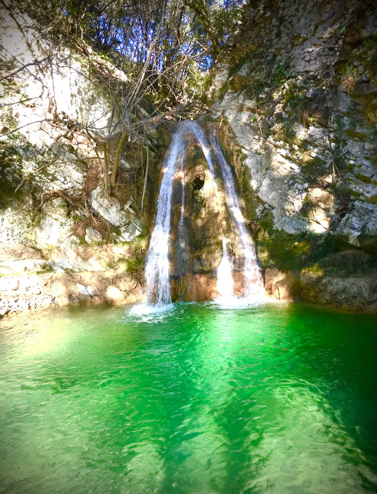 La cascata incorniciata dalla vegetazione